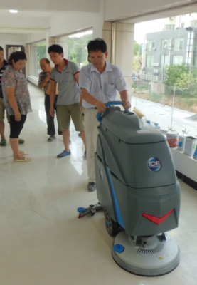 湖北工廠保潔新選擇 國邦手推式全自動洗地機提升環(huán)衛(wèi)清潔效率